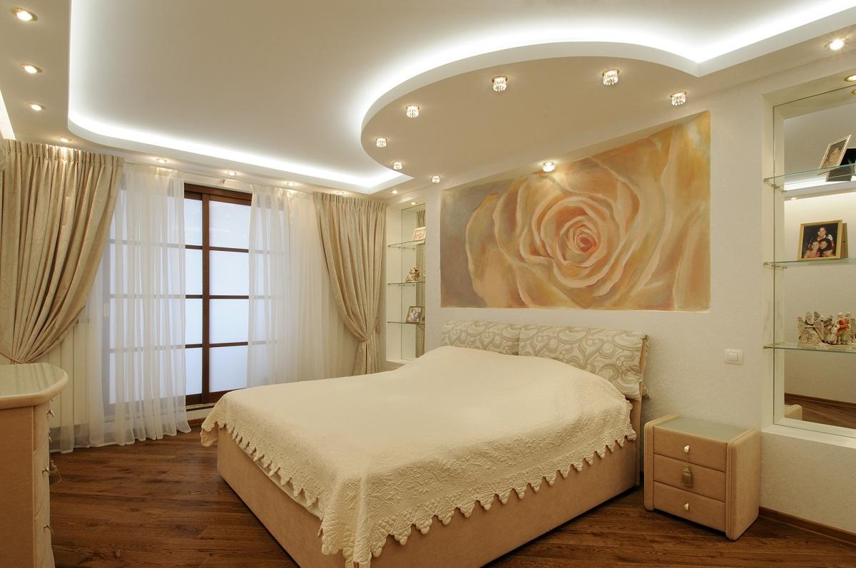 Если спальня небольшого размера, то подвесной потолок лучше выполнить в светлых тонах 