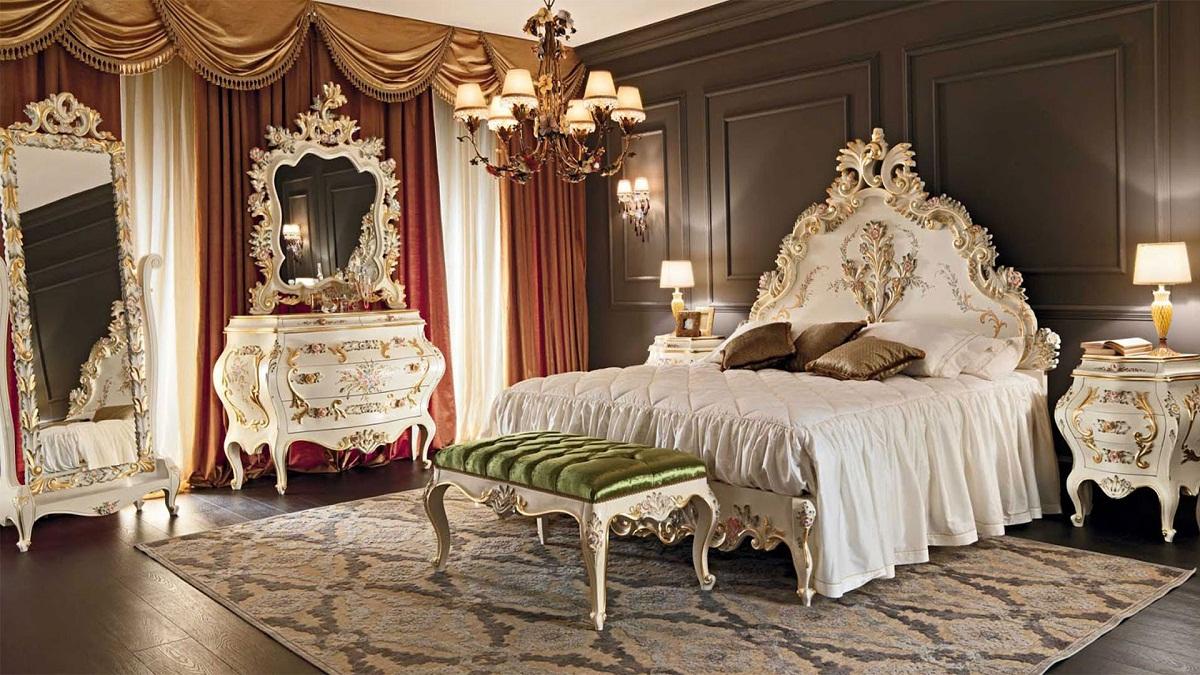Большую роль в спальне, выполненной в стиле барокко, играют осветительные приборы 
