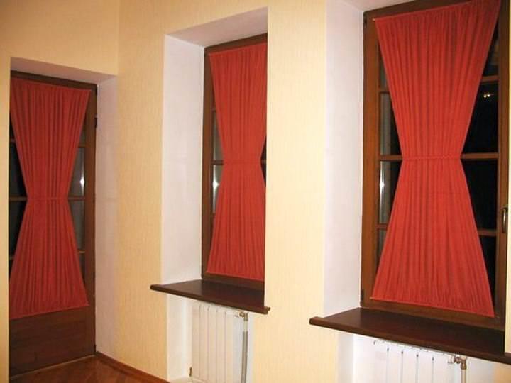 Также шторы кафе могут быть представлены в иной, очень удобной конфигурации, когда полотно прикреплено снизу и сверху окна и слегка стянуто посредине