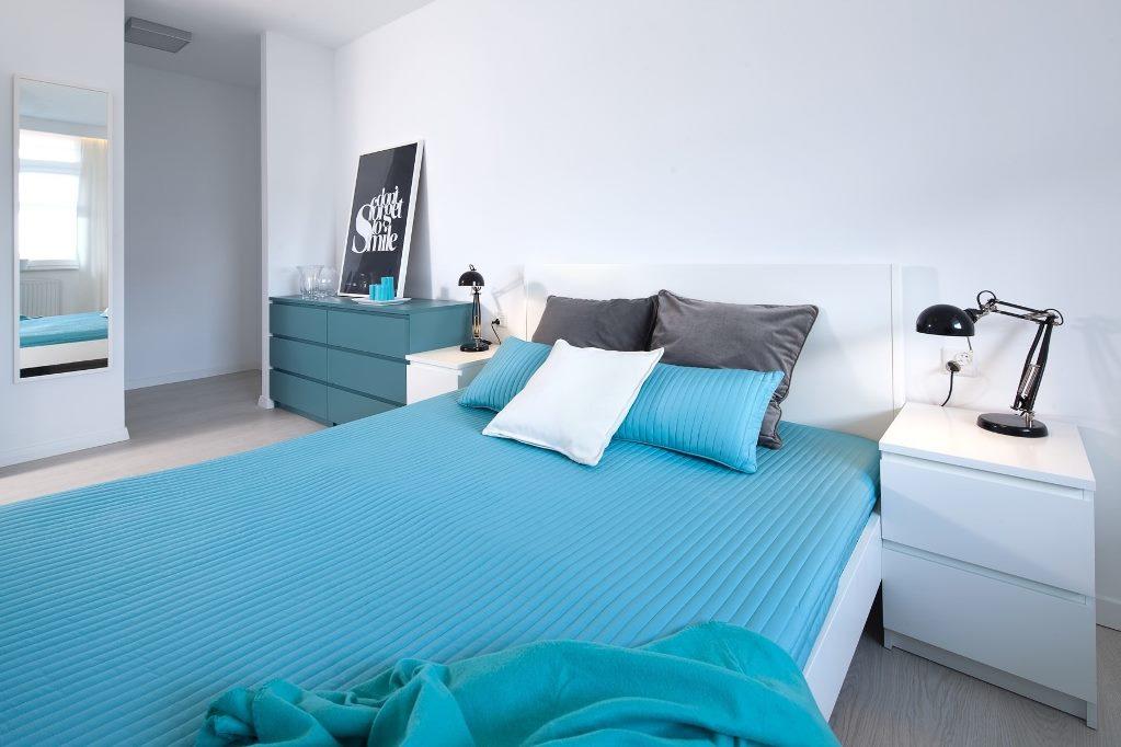 Бирюзовый цвет прекрасно впишется в интерьер спальни в стиле минимализм