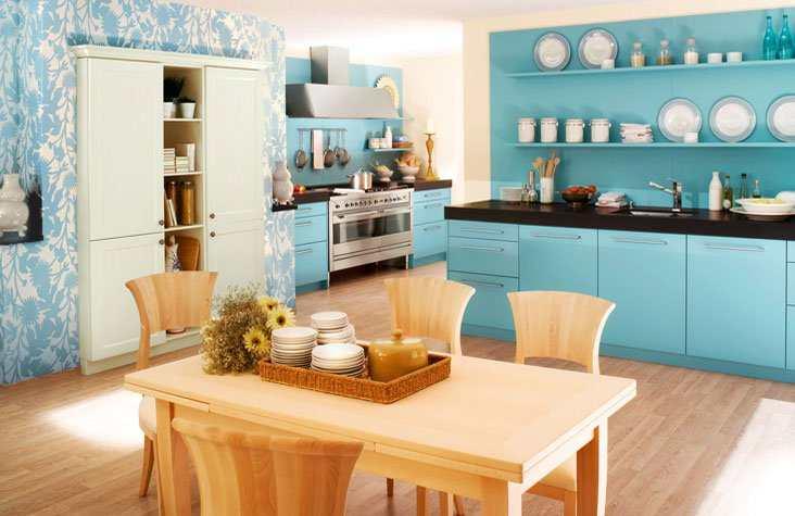 Как известно, кухня - самая маленькая комната в доме. Визуально увеличить кухню можно с помощью обоев синего или голубого цвета