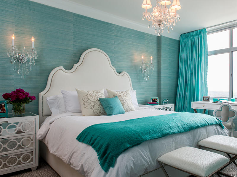 Оформляя спальню в бирюзовом цвете, обязательно необходимо позаботиться о наличии качественного освещения в комнате, подобрав стильные и практичные осветительные приборы
