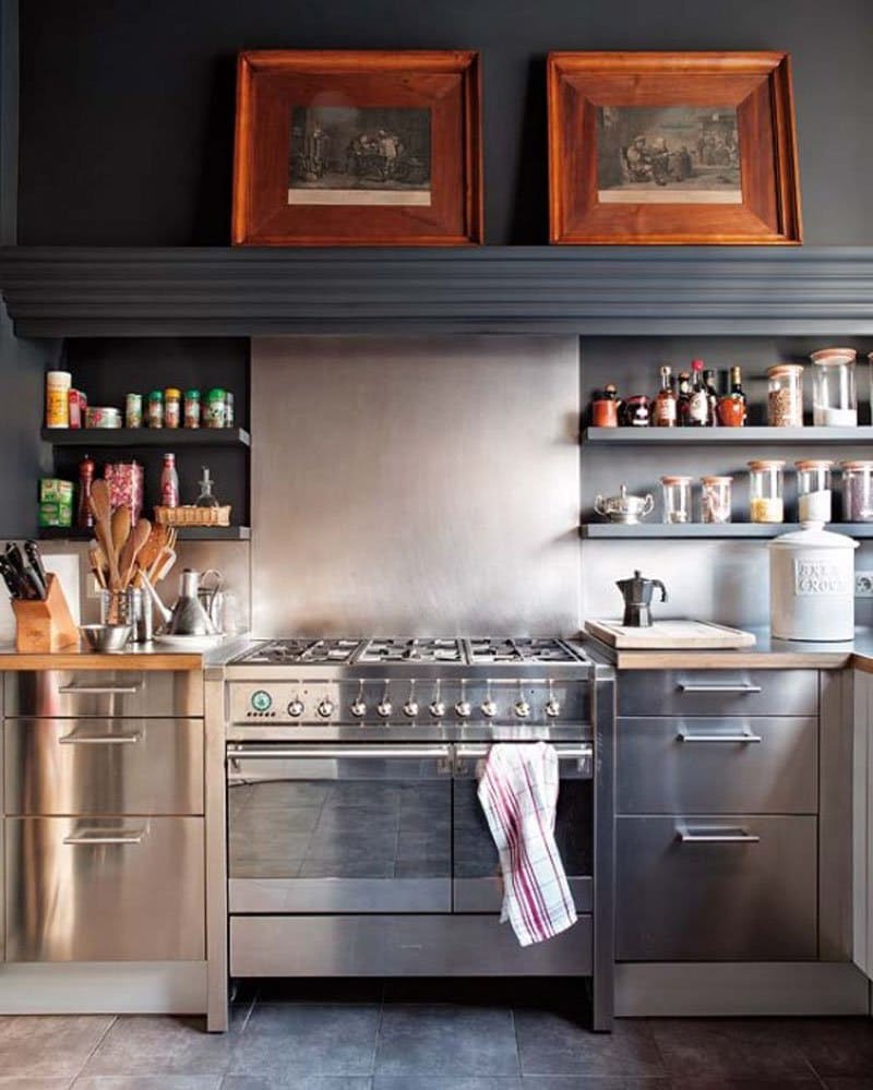 Интерьеры кухонь без верхних шкафов: металлические открытые полки