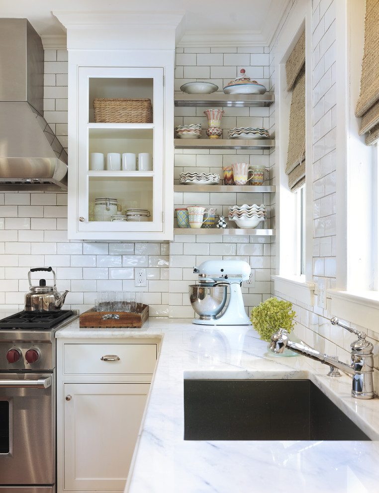 Белая плитка «метро» в интерьере кухни от Taste Design Inc