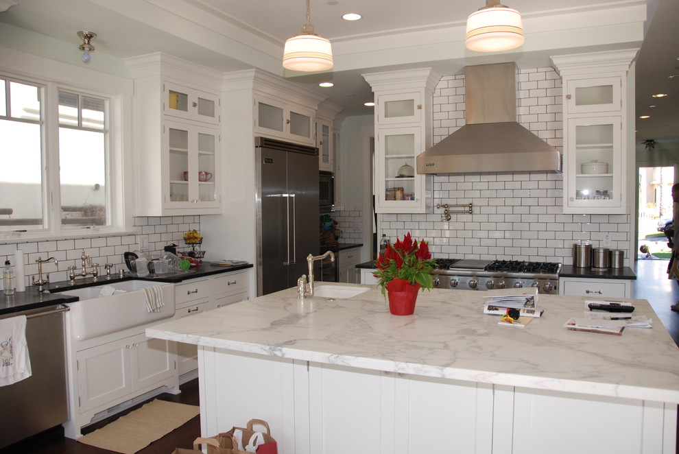 Белая плитка «метро» в интерьере кухни от Lane Design + Build