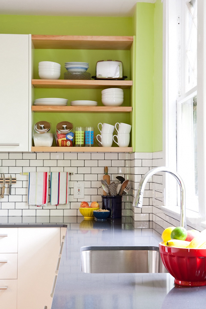 Белая плитка «метро» в интерьере кухни от Roost Interior Design