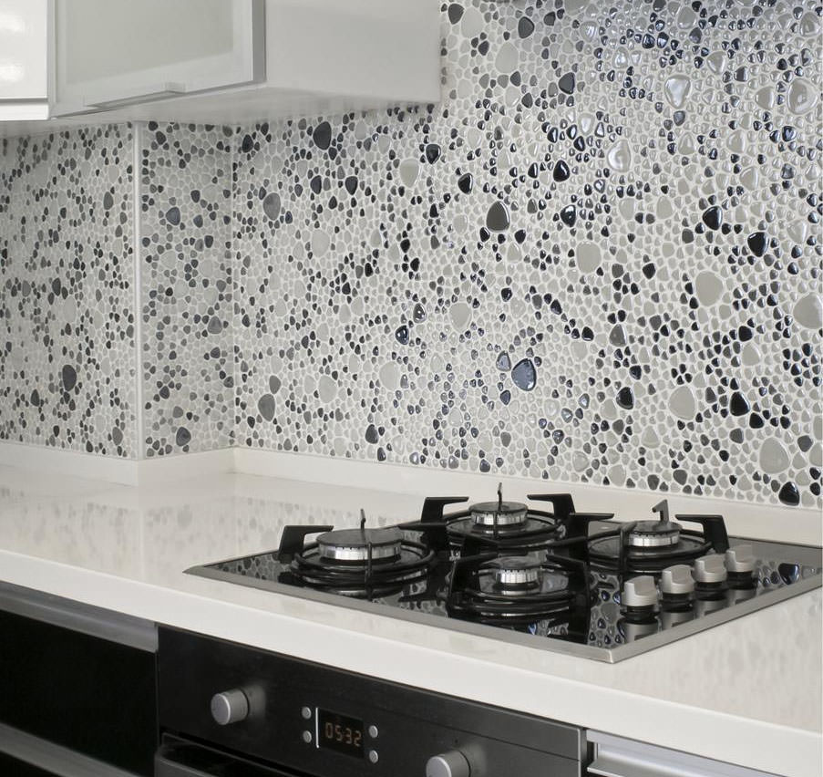 Чёрно-белая мозаика в оформлении кухонного фартука