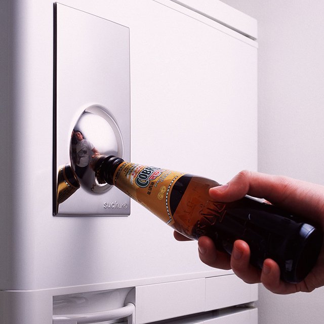 Оригинальное приспособление на дверце холодильника для открывания бутылок