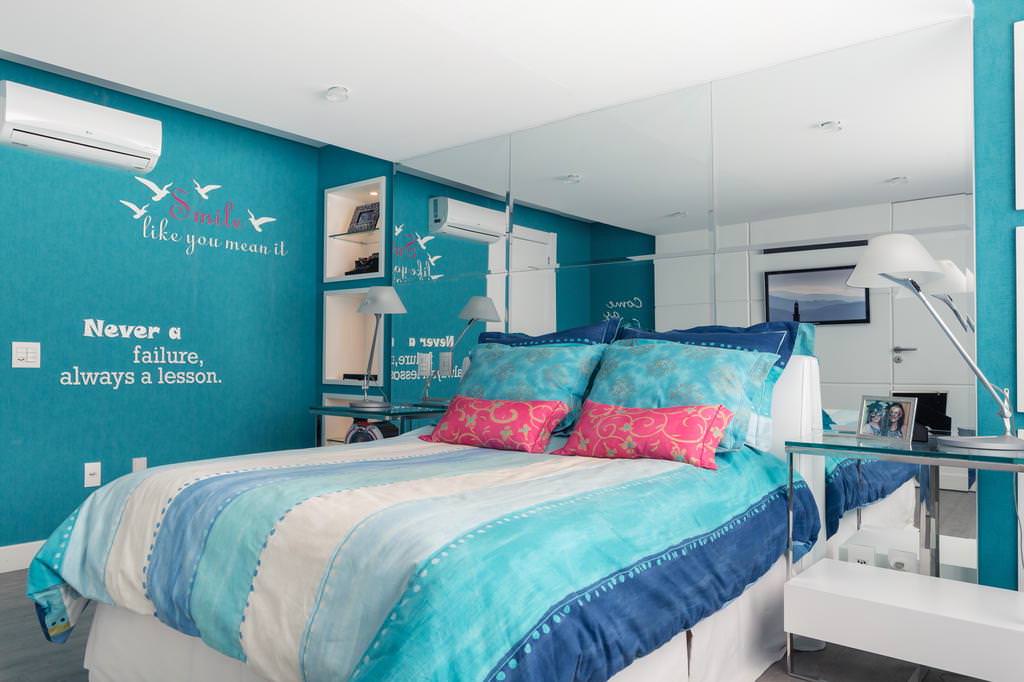Современный дизайн спальни в сине-зеленой гамме 