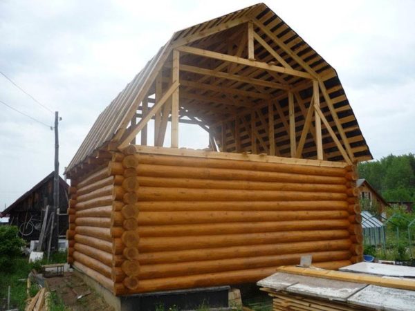 Мансардная крыша на бане делает ее намного комфортней. Мансардная крыша на бане делает ее намного комфортней.