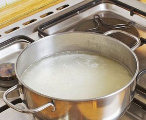 кастрюля с молочной сывороткой