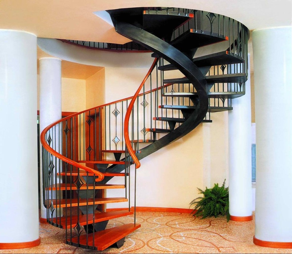 Винтовая лестница в гостиной