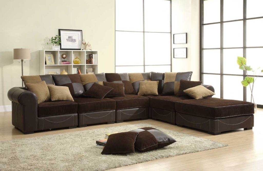 Угловой коричневый диван в интерьере комнаты