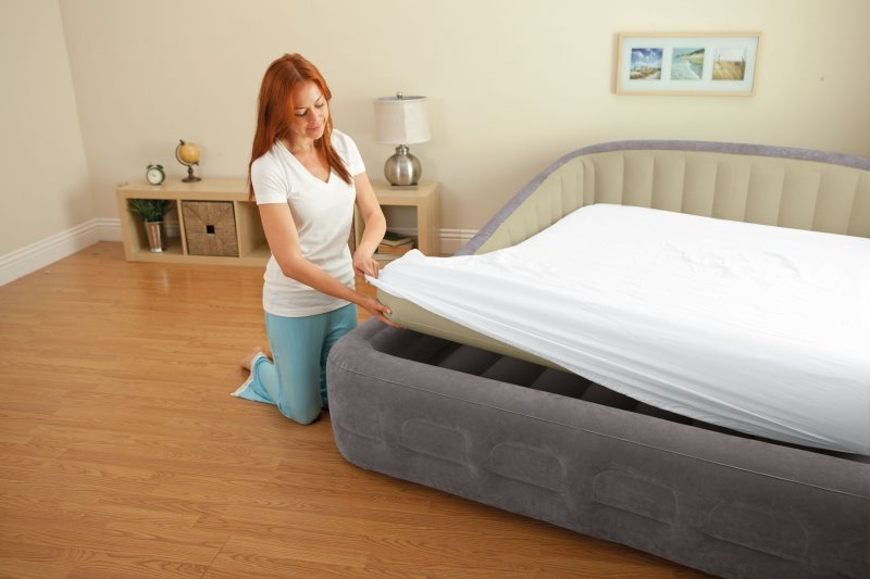 Двуспальная надувная кровать с матрасом