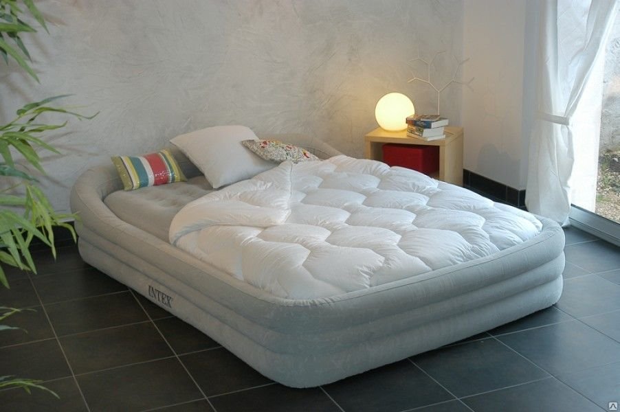 Надувная кровать с матрасом в интерьере комнаты