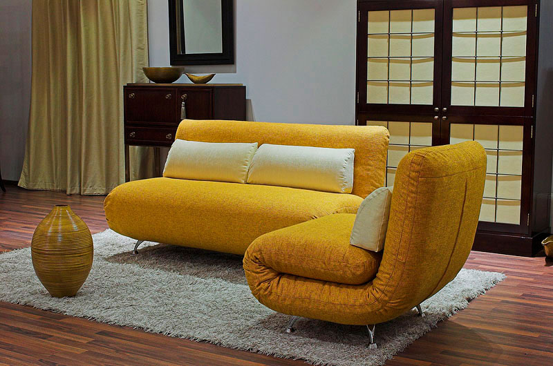 Кресло-кровать и диван в интерьере комнаты