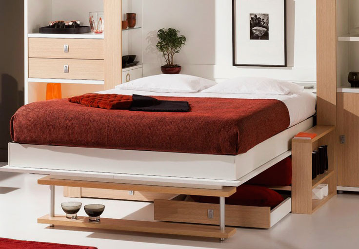 Фото двуспальной шкаф-кровати с диваном внизу оборудованным ящиками для белья