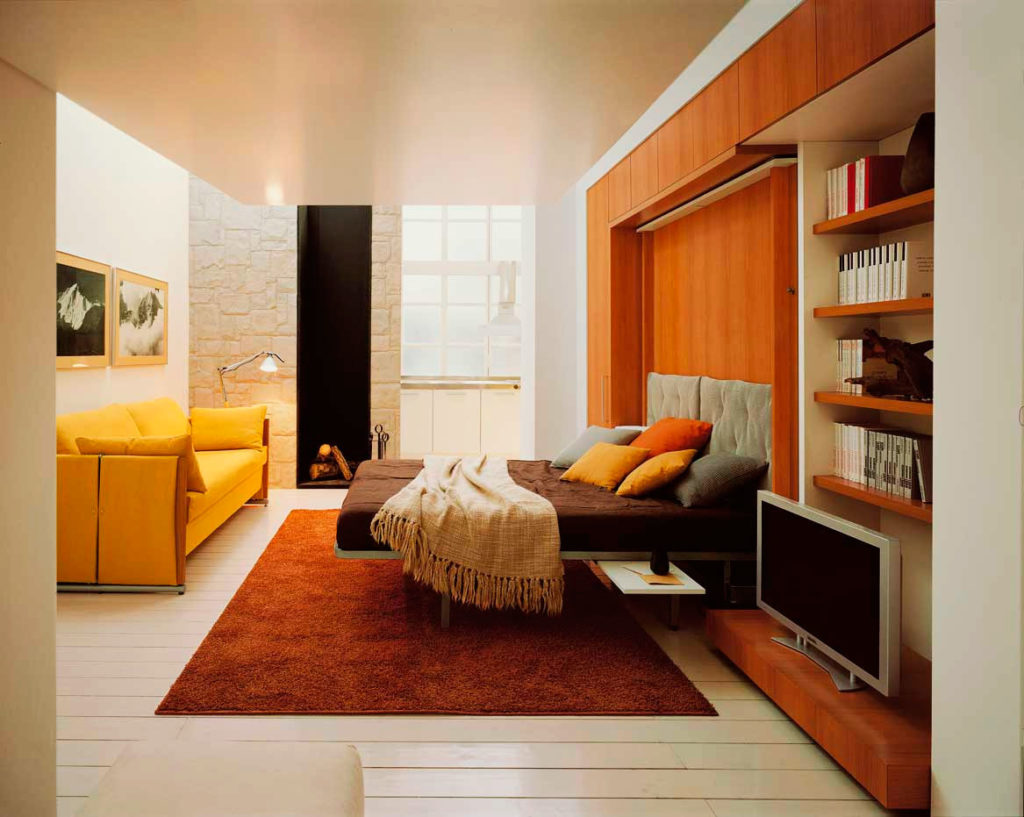Фото шкаф-кровати 2 в 1 в интерьере малогабаритной квартиры
