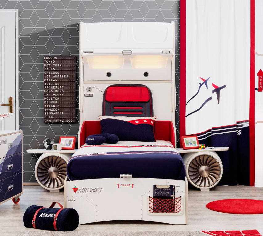 Кровать в интерьере комнаты мальчика стилизованная под самолёт