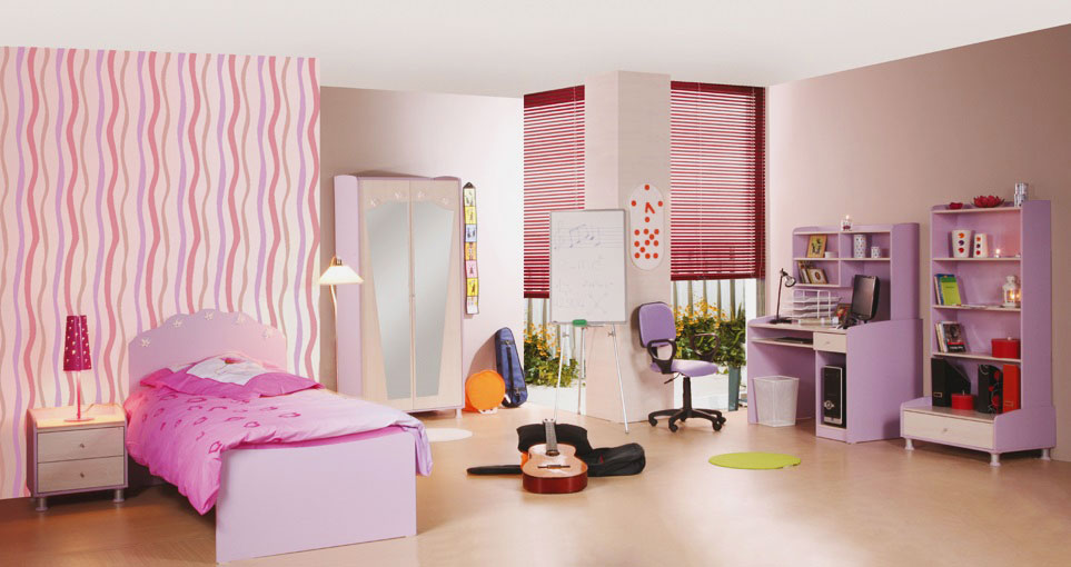 Интерьер комнаты девушки-подростка с классической кроватью
