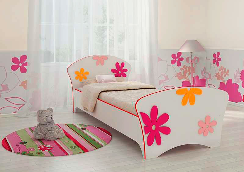 Кровать для девочки украшенная рисунком в виде цветов
