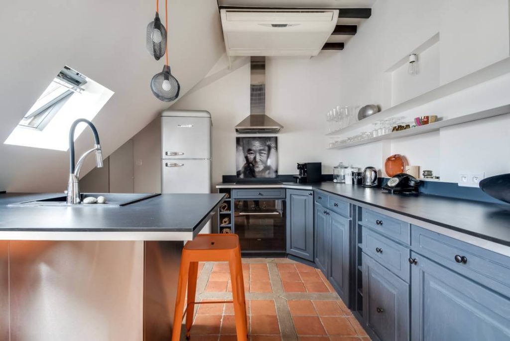 Фото кухни на мансарде без верхних шкафов с кухонным островом в интерьере