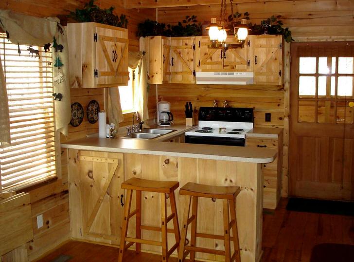 Кухня небольших габаритов в деревенском стиле - отличное решение для дачи.