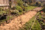 Выкапывание траншеи под дорожку