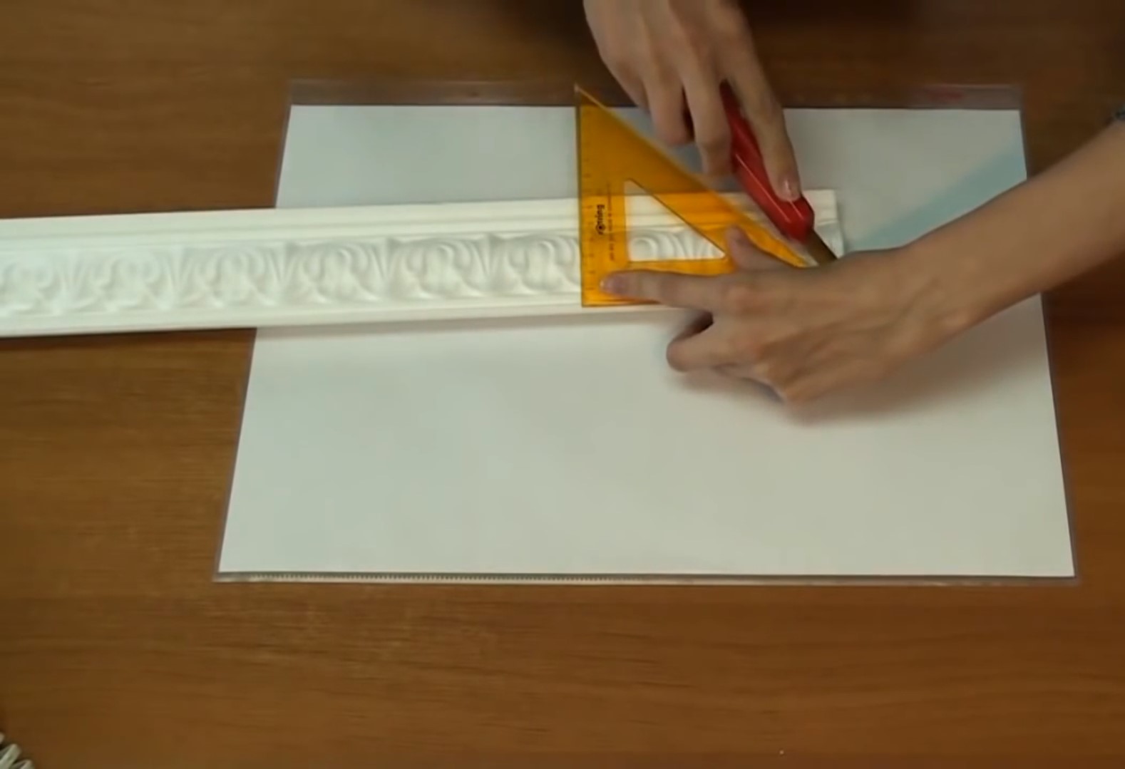 Как вырезать угол на потолочном плинтусе из пенопласта фото пошагово