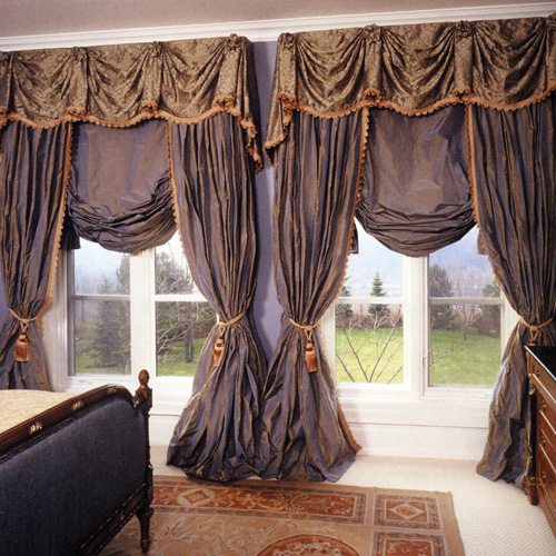 Отличным вариантом для оформления окна в спальне, дизайн которой решен в классическом стиле, станут английские гардины.