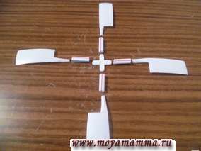 Нарезать из трубочки для коктейля короткие трубочки длиной, равной длине "зубчика" лопасти.