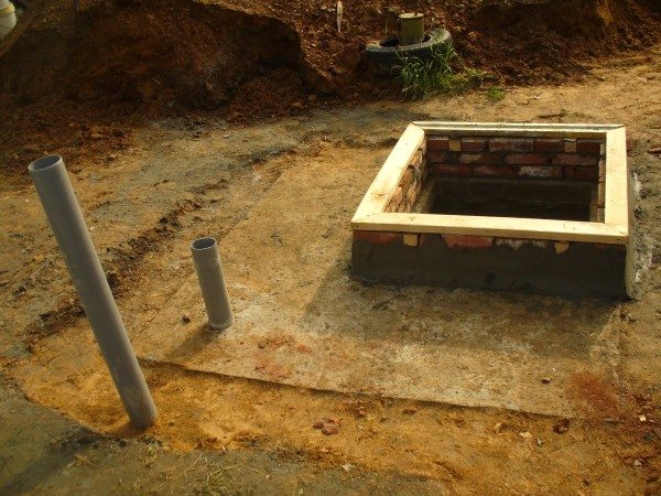 На фото - бетонное перекрытие погреба с лазом