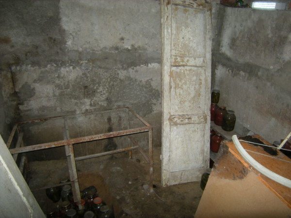На фото – металл в погребе имеет свойство ржаветь На фото – металл в погребе имеет свойство ржаветь