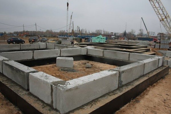 Цоколь из ЖБ блоков Цоколь из ЖБ блоков