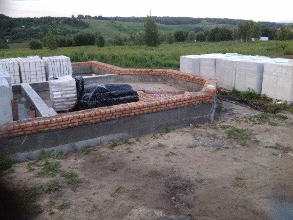 Цокольная часть выполняет множество функций Цокольная часть выполняет множество функций