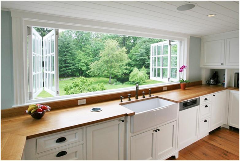 Дизайн кухни в частном доме с окном и с печкой