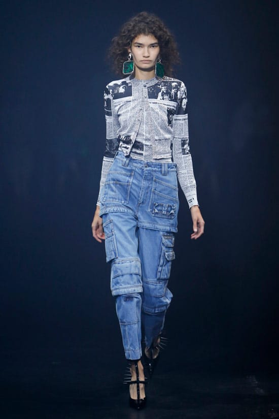 Модель в джинсах с накладными карманами и блузка с газетным принтом от Balenciaga