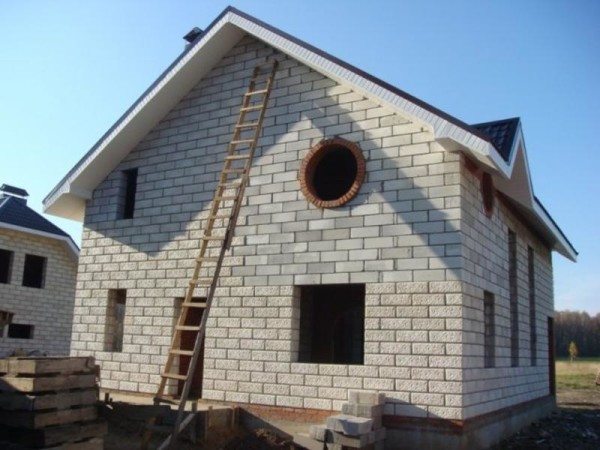 Дом из пенобетона: в завершающем этапе строительства Дом из пенобетона: в завершающем этапе строительства