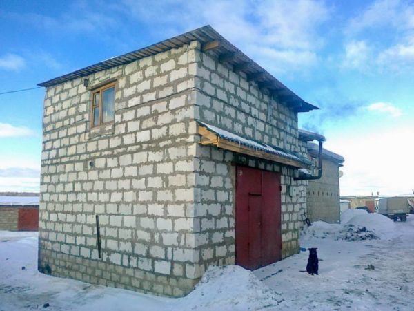 Двухэтажный гараж позволит сэкономить место на участке Двухэтажный гараж позволит сэкономить место на участке