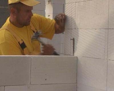 Газобетонные блоки образуют идеальные стыки. Газобетонные блоки образуют идеальные стыки.