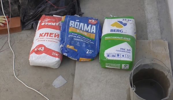 Примеры фасовки клея, который вы наверняка найдете в каждом строительном магазине Примеры фасовки клея, который вы наверняка найдете в каждом строительном магазине