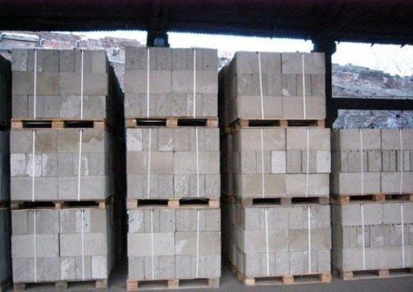 Складированный пенобетонный стройматериал Складированный пенобетонный стройматериал