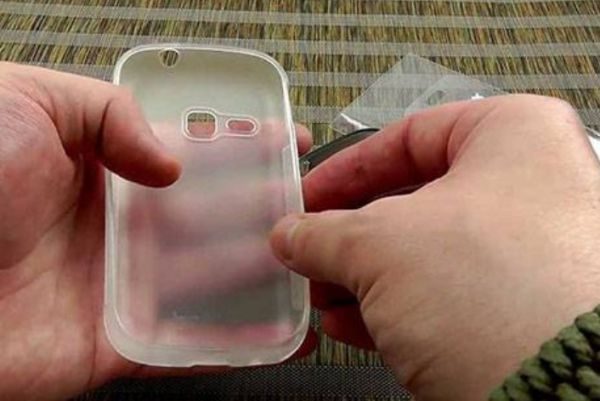 Не стоит оставлять чистящие средства на чехле слишком долгое время