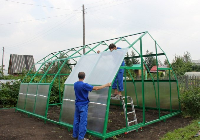 Освобождаем листы поликарбоната от защитной пленки, закидываем на каркас, выводим 2см поликарбоната за торец, крепим саморезами лист на торцевой дуге