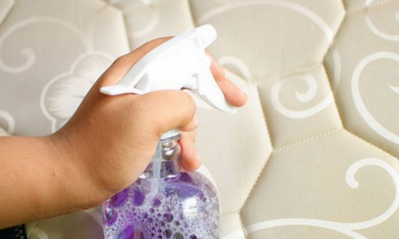 Почистить матрас в домашних условиях от мочи ребенка