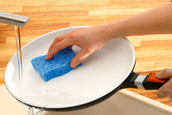 Как мыть керамическую сковороду