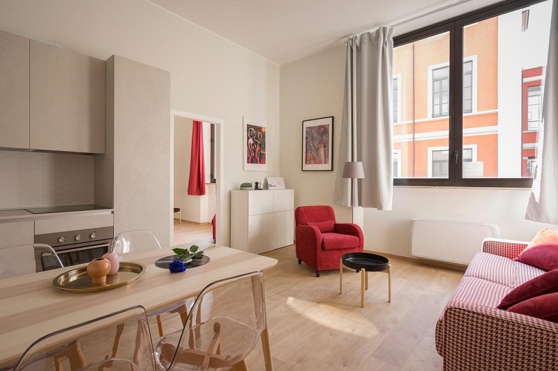 На фото – кухня, совмещенная с гостиной, в квартире европейской планировки