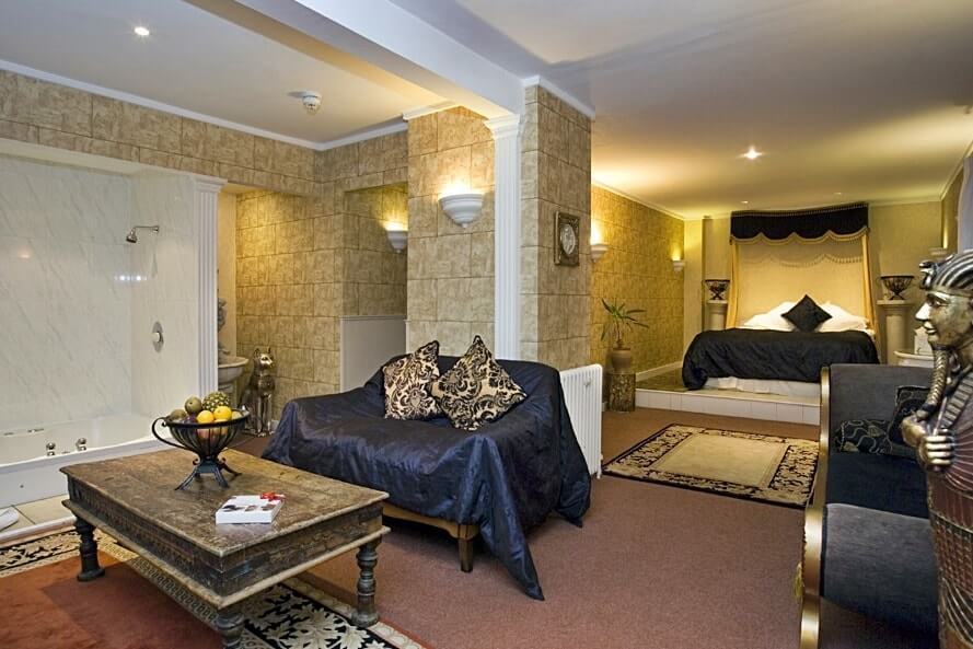 Египетский стиль в интерьере гостиной комнаты