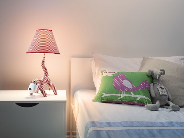 Настольная лампа-ночник у детской кровати