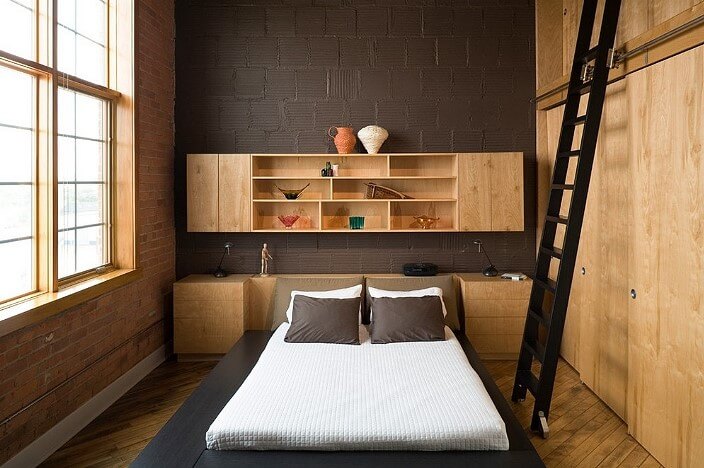 Спальня с коричневой акцентной стеной